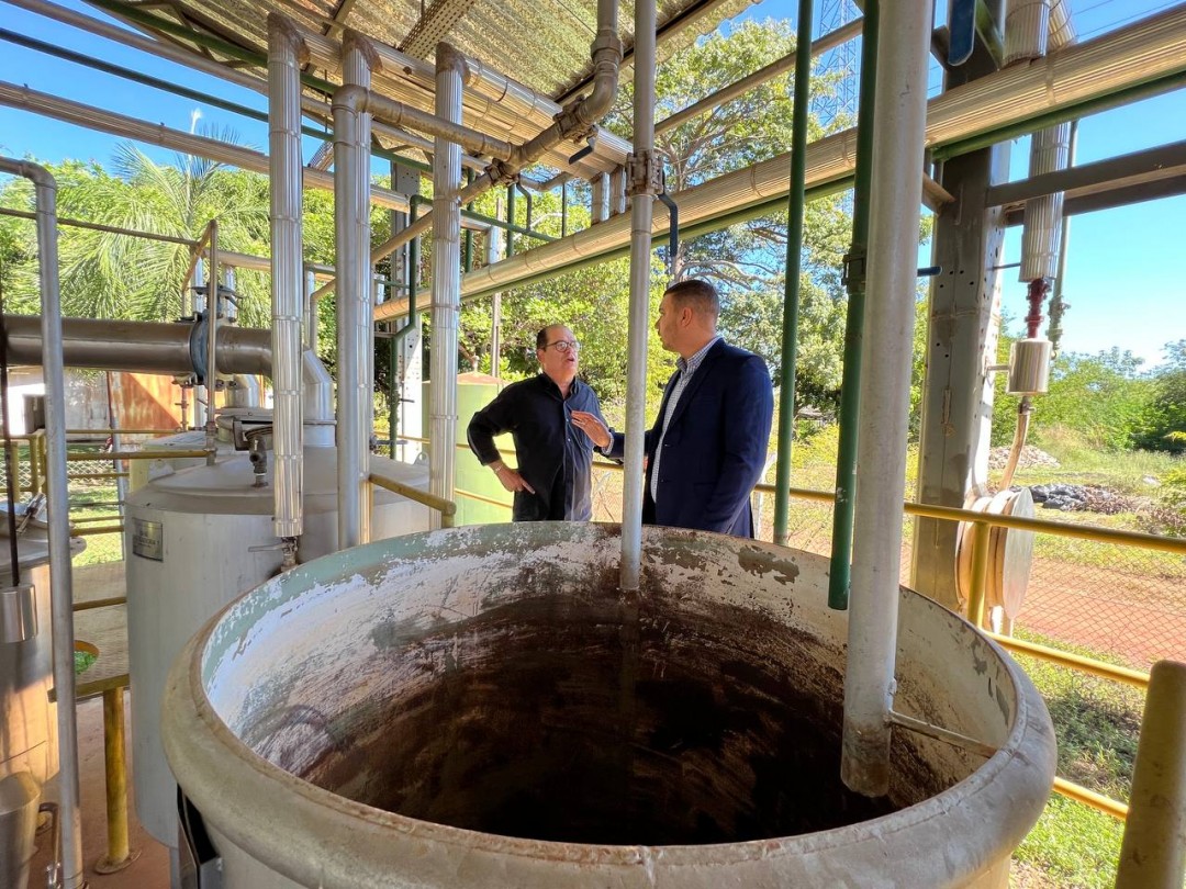 Prefeito Assisinho visita usina de etanol à base de batata-doce em Palmas, Tocantins