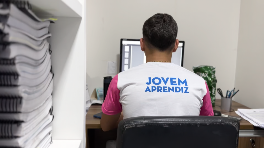 Programa Acelerando o Futuro garante 1º emprego e salário fixo para jovens