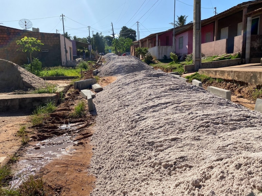 Ruas do povoado Poço Terreiro recebem obras de pavimentação