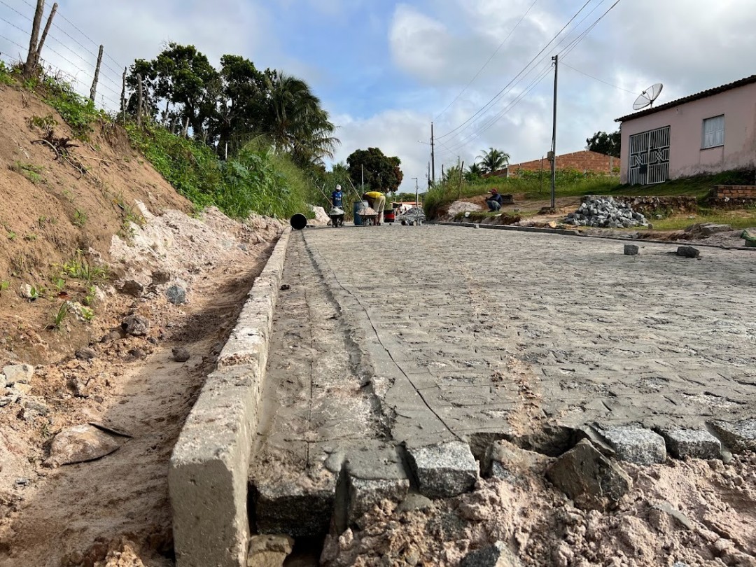 Rua do povoado Palmeira recebe obra de pavimentação